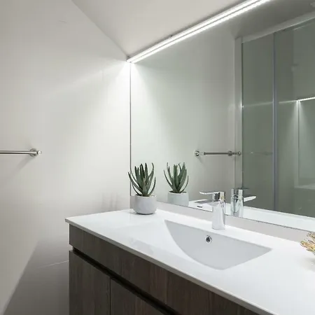 Charming Luxurious Flat With Garage By Host Wise *